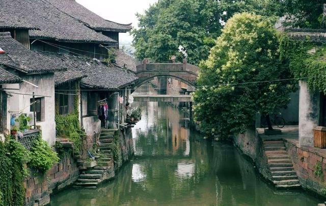 救援秀气的男孩